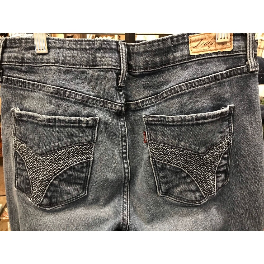 Levi’s Demi Curve Classic straight leg jeans. 10/30